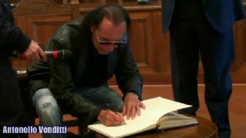 Antonello Venditti firma il libro degli ospiti del Comune di Tarquinia