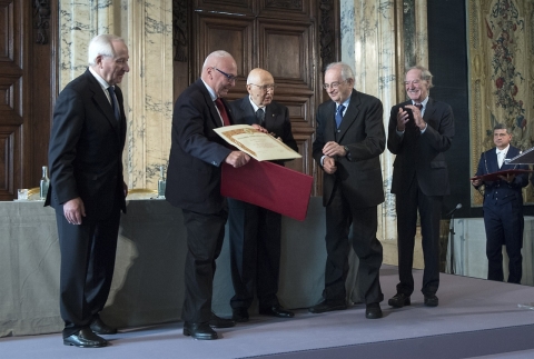 Il Presidente Giorgio Napolitano consegna il Premio Balzan 2014 per larcheologia classica al Prof. Mario Torelli
