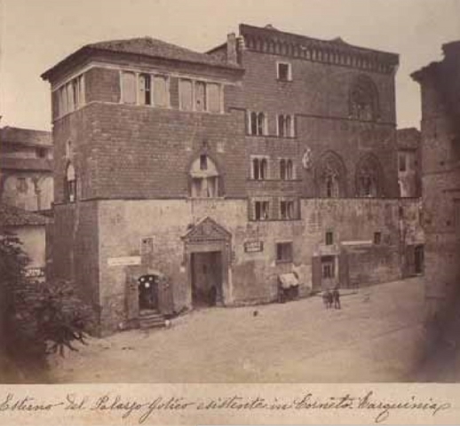 Esterno del Palazzo Gotico esistente in Corneto Tarquinia