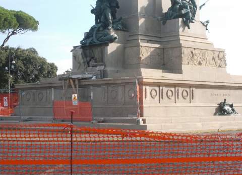 Il basamento danneggiatodella statua di Giuseppe Garibaldi sul Gianicolo a Roma