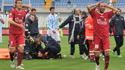 Pierluigi Morosini del Livorno soccorso in campo dai medici e la disperazione dei compagni di squadra Pescara Aprile 2012