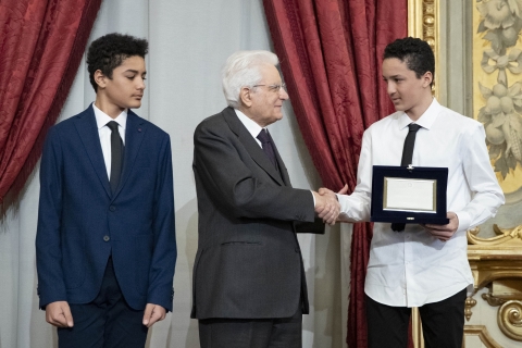 Il Presidente Sergio Mattarella consegna a Tommaso e Filippo Bolondi di Milano una Targa di riconoscimento