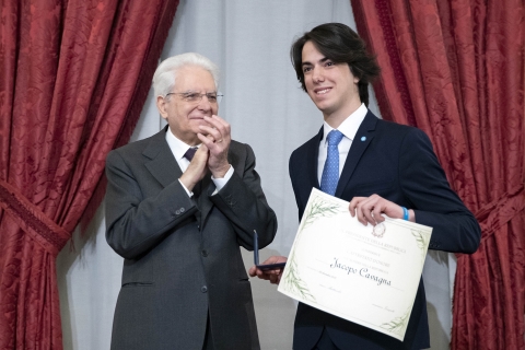 Il Presidente Sergio Mattarella consegna lAttestato dOnore a Jacopo Cavagna Alfiere della Repubblica