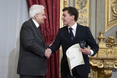Il Presidente Sergio Mattarella consegna lAttestato dOnore a Manuel Pala Alfiere della Repubblica