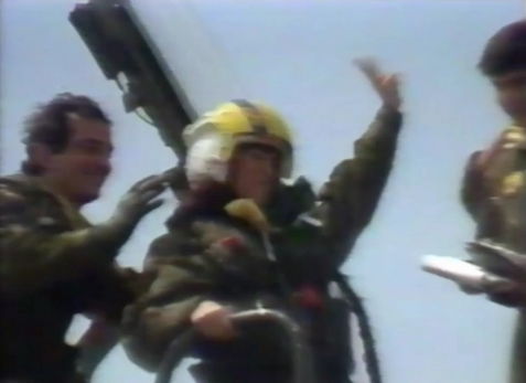 Mariangiola Castrovilli mentre scende dal Tornado al termine del volo 