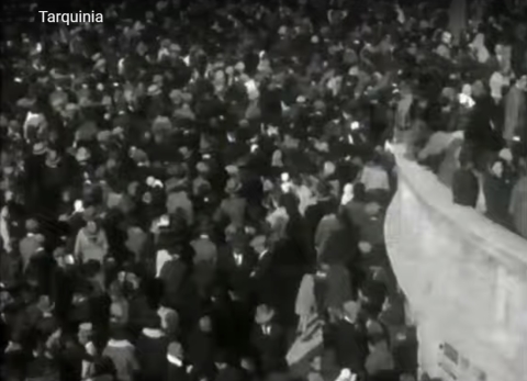 La folla alla Processione del Cristo risorto nel 1929